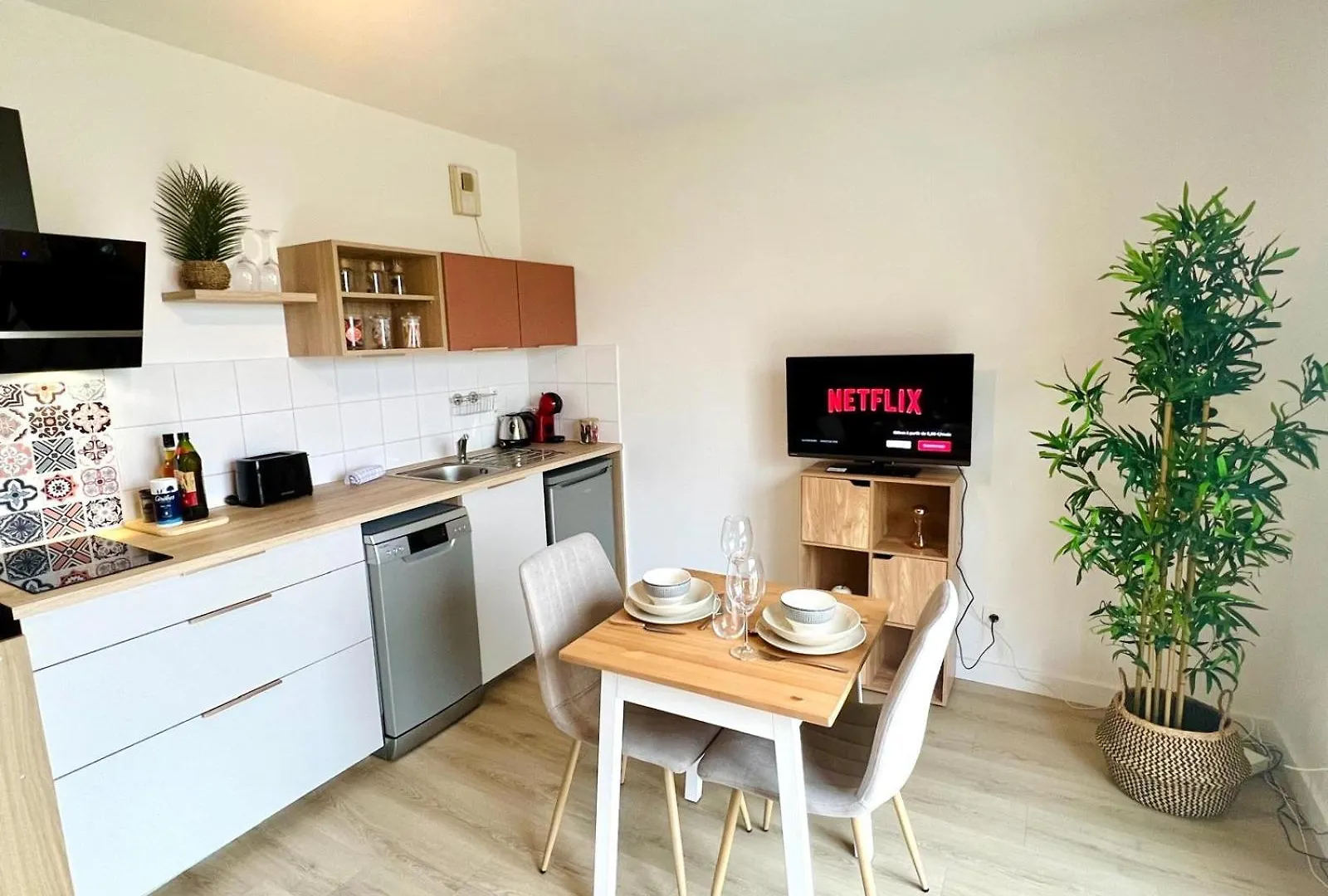 Appartement Le Courvoisy, Studio Avec Piscine, Pres Groupama Stadium Et Salle Arena Meyzieu